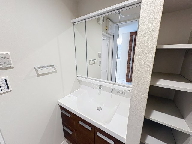 洗面設備　掲載写真は空室の別部屋を掲載しております。実際のお部屋と仕様