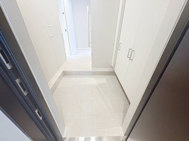 玄関　掲載写真は空室の別部屋を掲載しております。実際のお部屋と仕様