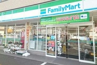 コンビニ　ファミリーマート 六浦四丁目店（コンビニ）まで558m