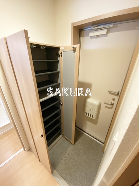 玄関　収納豊富なシューズボックスです♪
