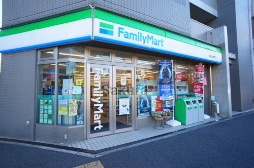 コンビニ　ファミリーマート横浜吉野町店（コンビニ）まで592m