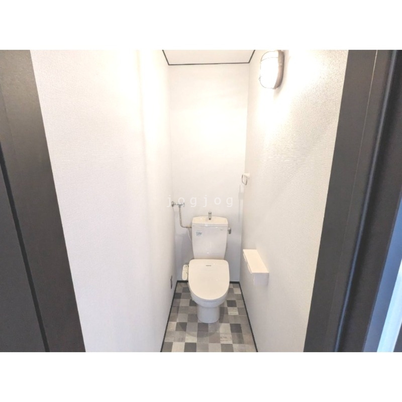 トイレ　嬉しい温水洗浄便座付きのトイレです。