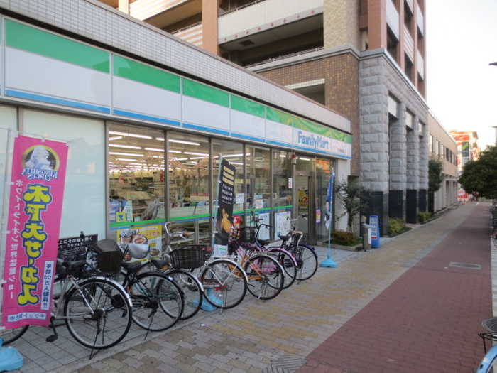 コンビニ　ファミリーマート（コンビニ）まで240m