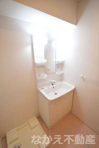 洗面設備　明るい洗面所です