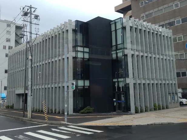 銀行　苫小牧信用金庫札幌支店（銀行）まで411m