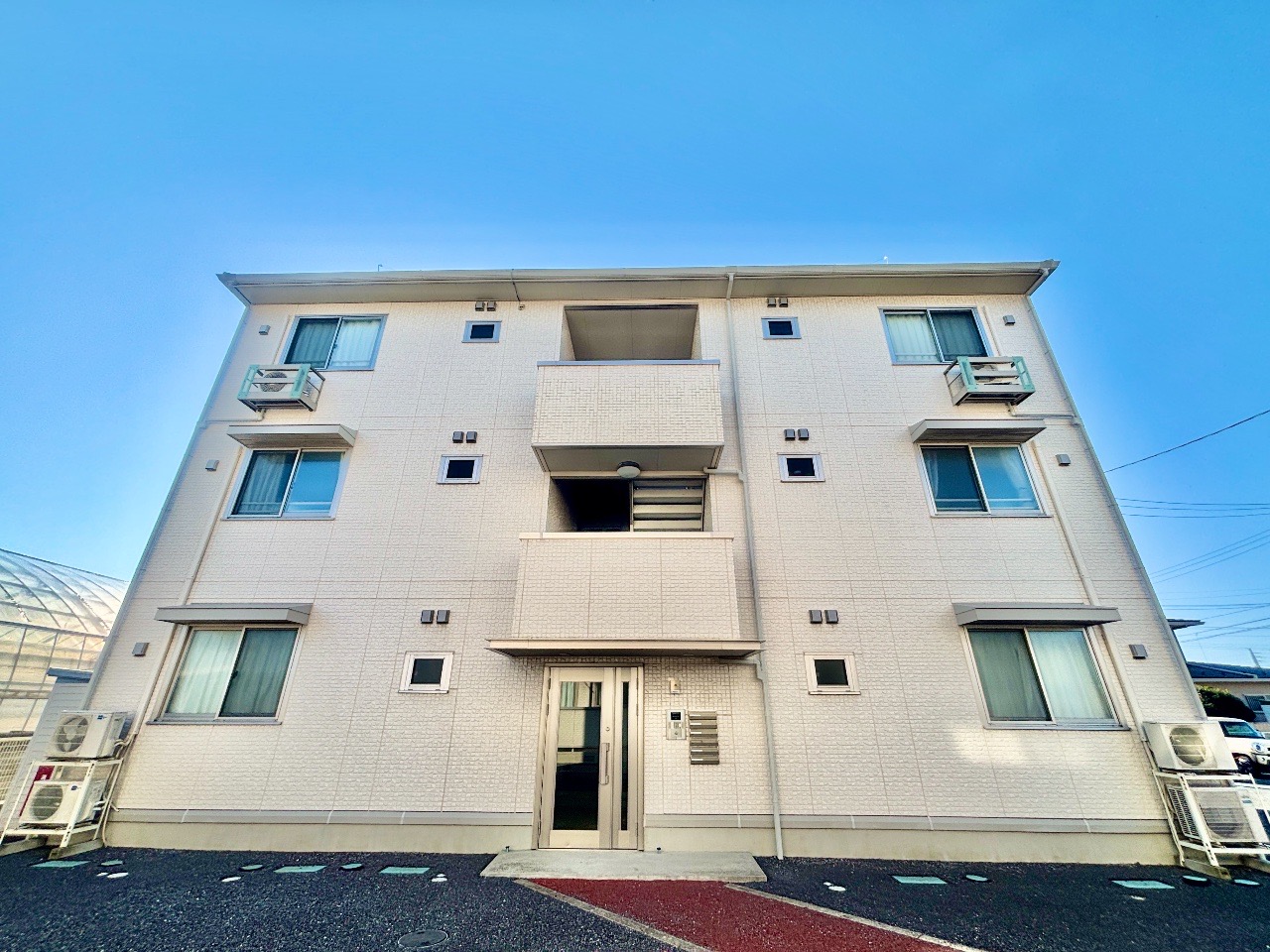 建物外観　外観部分・日当たり良好です♪オートロックの３階建て物件です♪