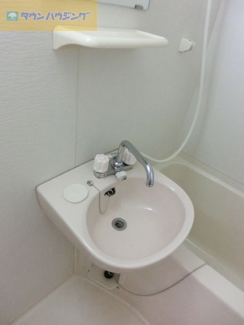 洗面設備　鏡付の洗面台です