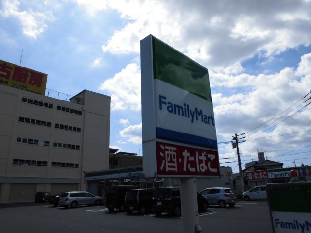 コンビニ　ファミリーマート（コンビニ）まで140m