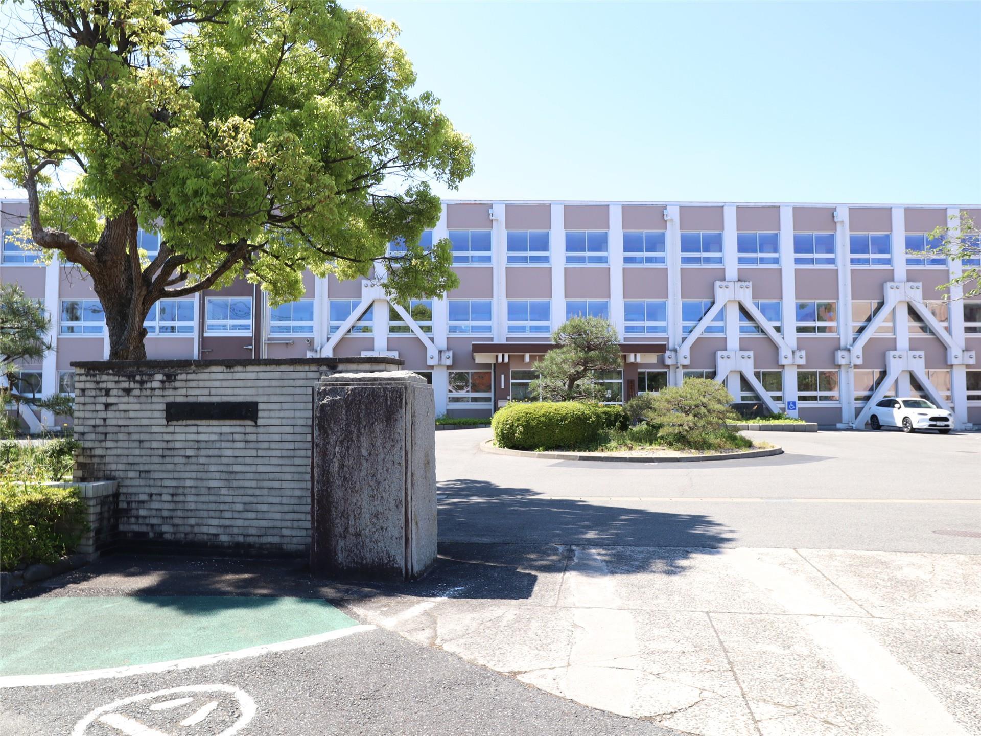 小学校　就将小学校（小学校）まで600m