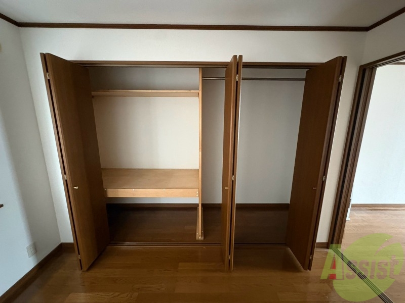 収納　こちらの収納にはハンガーをかけて服もしまえますね。