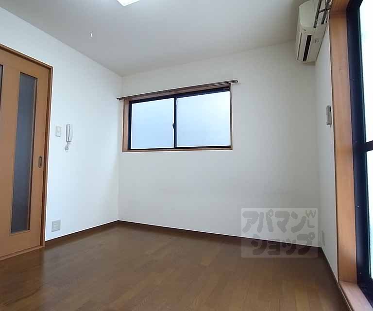 その他部屋・スペース　小窓からも、光が差し込みます