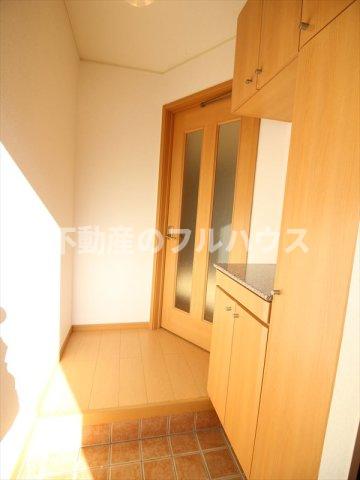 玄関　写真は反転タイプ別室