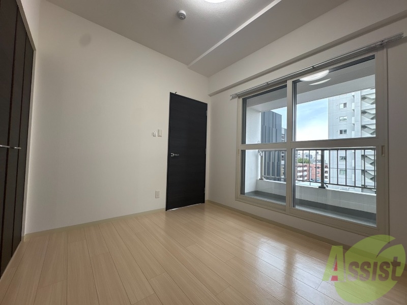 その他部屋・スペース　寝室はこちらです。光が差し込む、温かみのあるお部屋です。