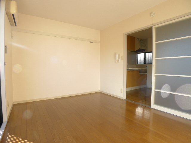 居室・リビング　写真は別部屋のため、現況と異なる場合があります。
