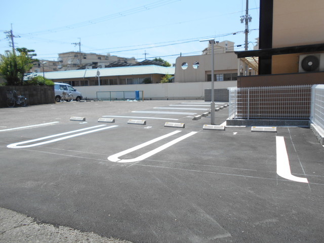 駐車場　広々駐車場