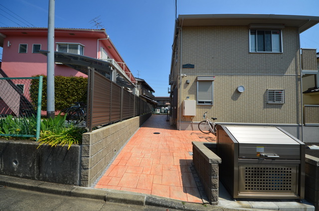 エントランス　★程よい緑に囲まれた、居心地のよい物件です★
