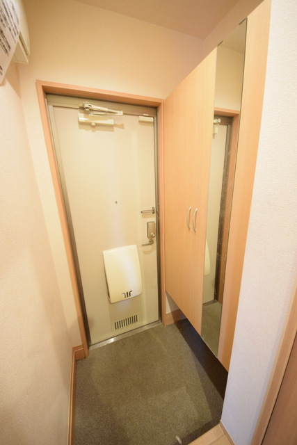 玄関　☆大きめの靴箱は鏡付き☆