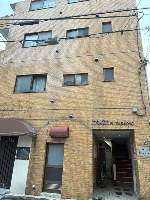 建物外観　茶色で統一された外観