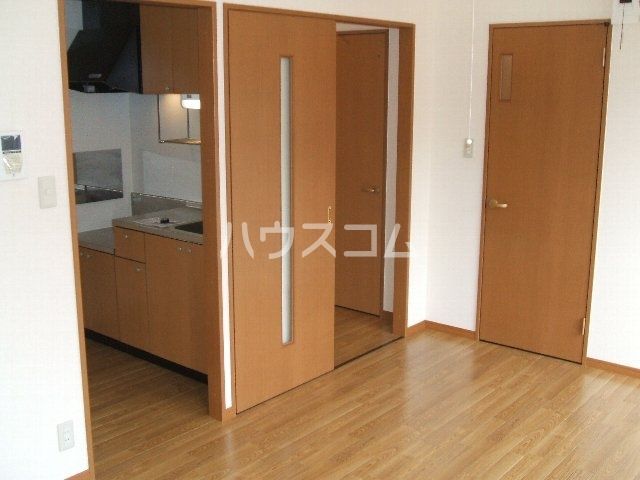 サープラス小牧口IIの居間写真