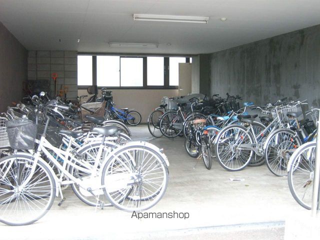 地下鉄東西線 新さっぽろ駅 徒歩10分 9階建 築34年の外観写真