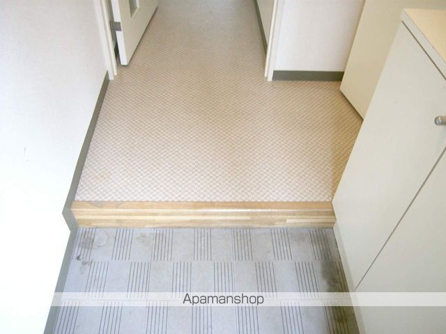 地下鉄東西線 新さっぽろ駅 徒歩10分 9階建 築34年の玄関写真
