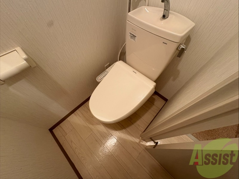 トイレ　ウォシュレット機能がついたトイレです。安心して使用できます。
