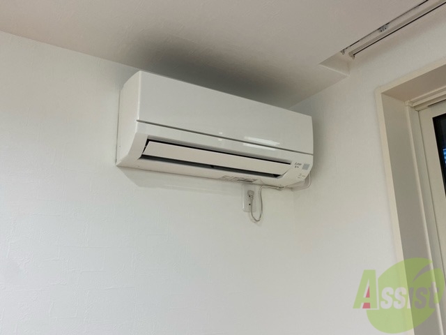 その他設備　エアコンはお部屋の角に、シーズン問わず活躍ですね