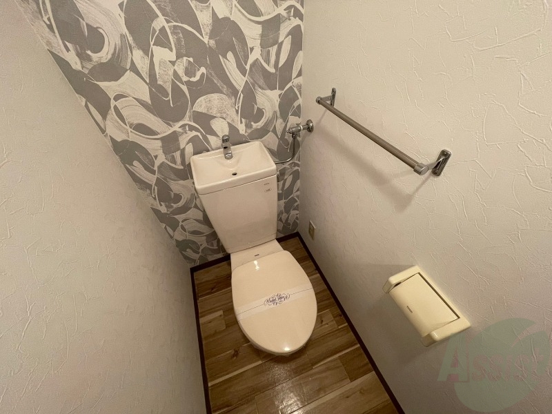 トイレ　トイレです。タオル掛けもついて便利ですね。