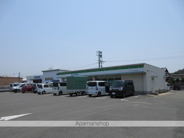 コンビニ　ファミリーマート（コンビニ）まで890m