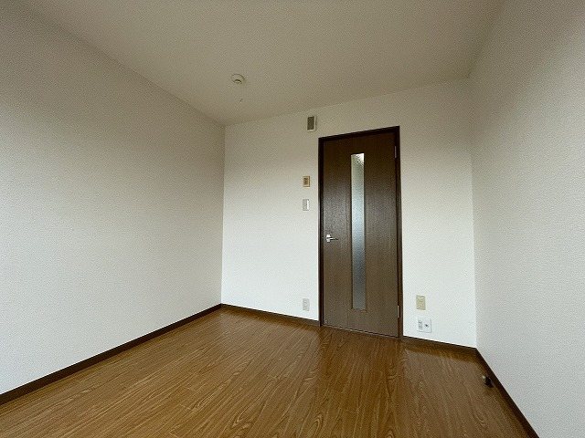 居室・リビング　同物件別部屋