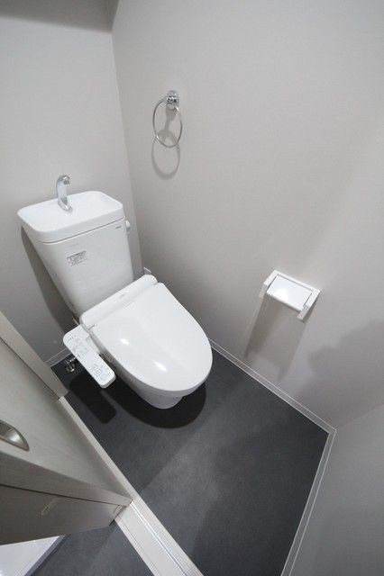 ＪＲ埼京線 与野本町駅 徒歩12分 3階建 築8年のトイレ写真