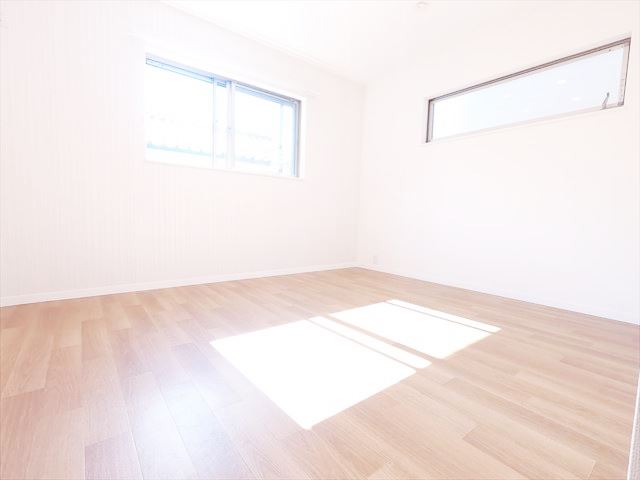 その他部屋・スペース　２面採光の明るい洋室