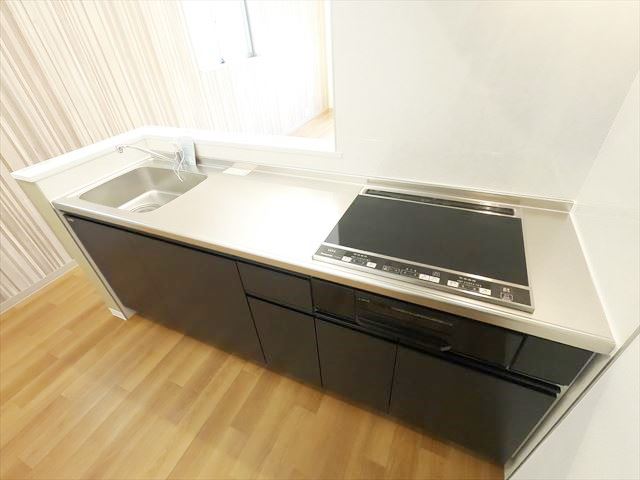 キッチン　お掃除のし易い３口のIHコンロ