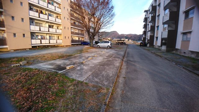 【岡山市北区御津国ケ原のマンションの駐車場】