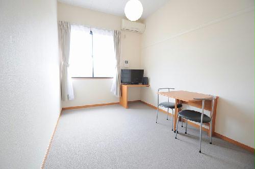 居室・リビング　天井が高いお部屋になります