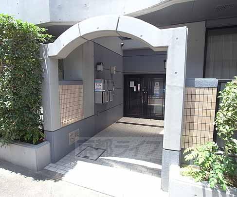 【京都市右京区西京極西向河原町のマンションのエントランス】