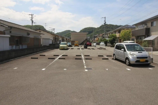 【松山市北斎院町のアパートの駐車場】