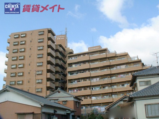 鈴鹿市神戸のマンションの建物外観