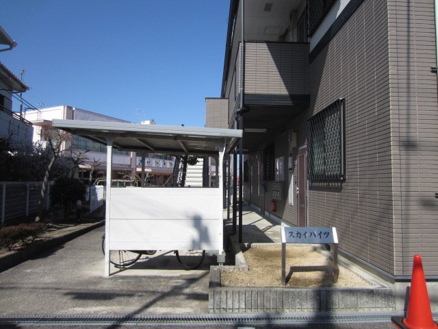 【岸和田市小松里町のアパートのエントランス】