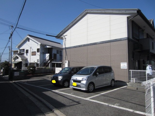 【岸和田市小松里町のアパートの駐車場】