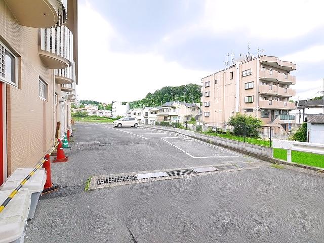 【奈良市帝塚山のマンションの駐車場】