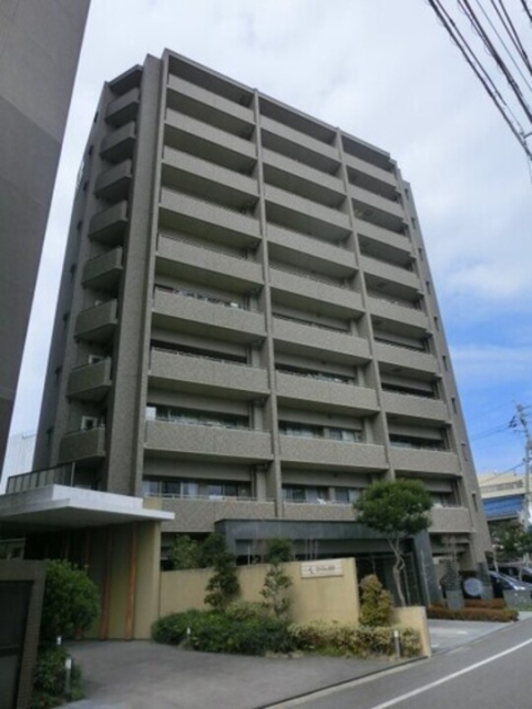 松山市北持田町のマンションの建物外観