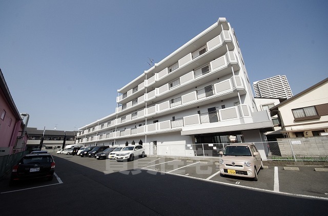 東大阪市岩田町のマンションの建物外観