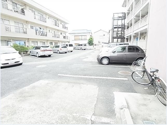 【第一日東ハイツの駐車場】