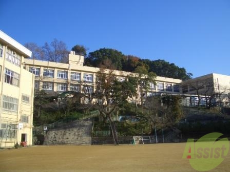 【神戸市須磨区妙法寺のマンションの小学校】