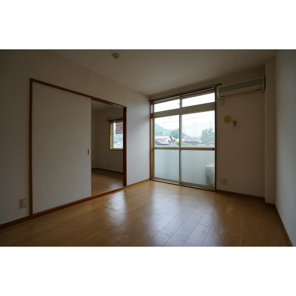 居室・リビング　同じ建物の別なお部屋