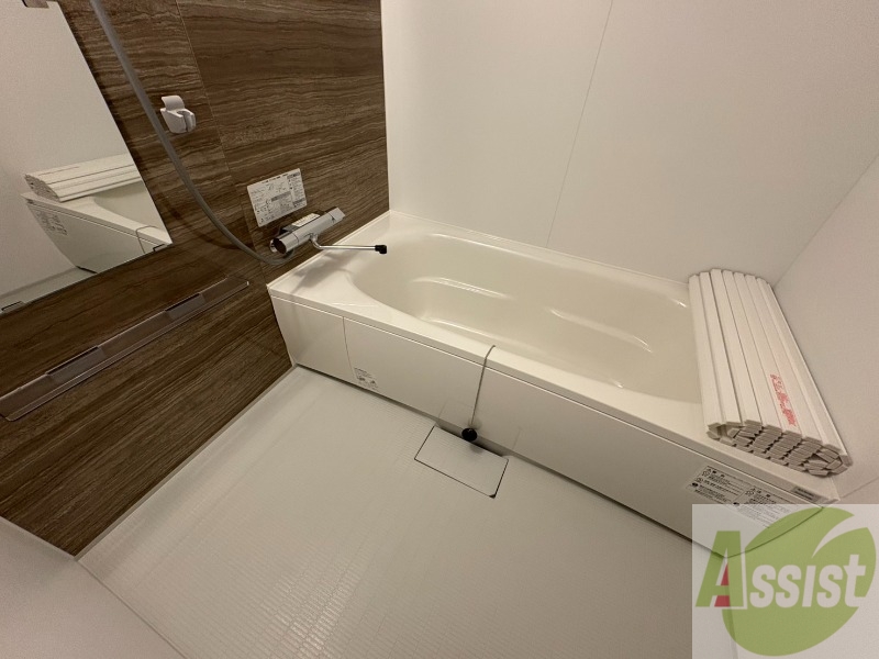 バス・シャワールーム　お風呂です。広々したバスでゆっくりくつろげます。
