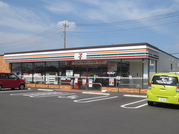 コンビニ　セブンイレブン（コンビニ）まで550m