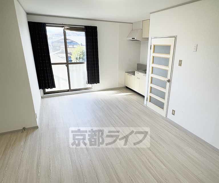 居室・リビング　白基調の広いリビングです・