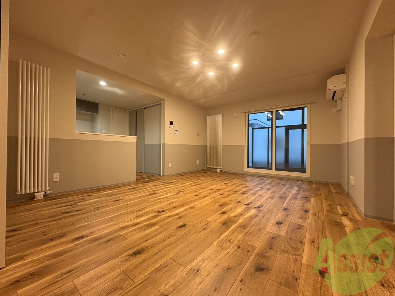 居室・リビング　木目のフローリングは落ち着きのある印象のお部屋になりますね。